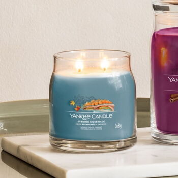 Evening Riverwalk Signature Candle (večerná prechádzka pri rieke) - Vonná sviečka
